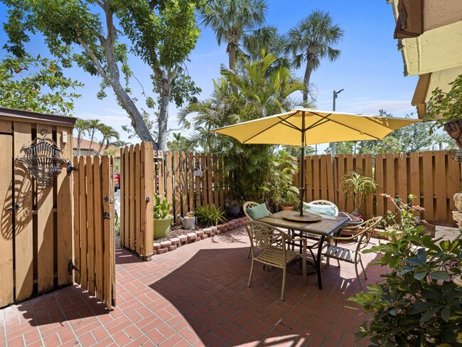 Private Courtyard (shown with furniture) - 1436 Park Shore Cir