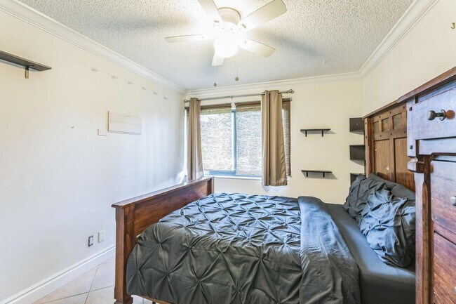 Building Photo - 2924 NW 69th Ct