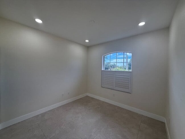 Building Photo - 1550 Center Rd