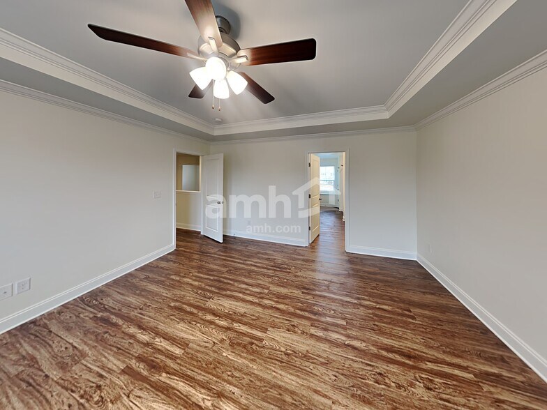 Building Photo - 1353 Lomond Dr