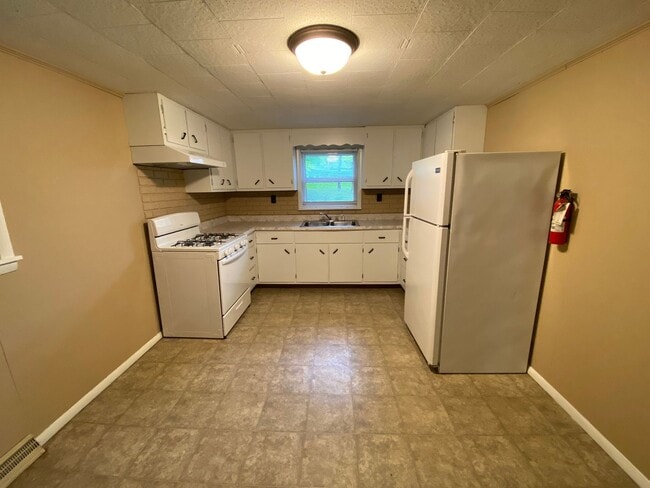 Building Photo - Available Aug 28th , 2026!