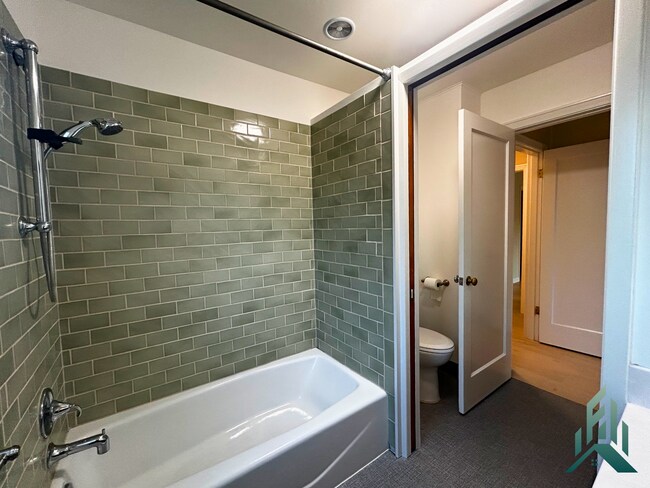 Building Photo - 1005 NW 30th St