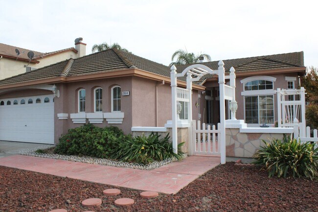 Building Photo - Beautiful Single-Story Home in Manteca wit...