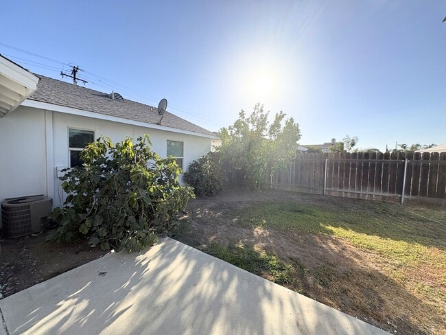Building Photo - Charming Home