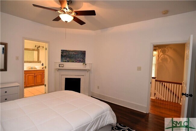 Building Photo - Spacious and fully furnished Victorian beauty