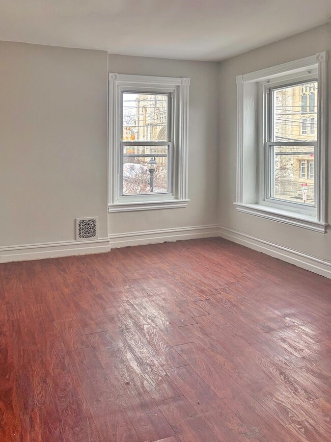 Building Photo - Spacious 5-Bed, 1-Bath, 1,890 sqt