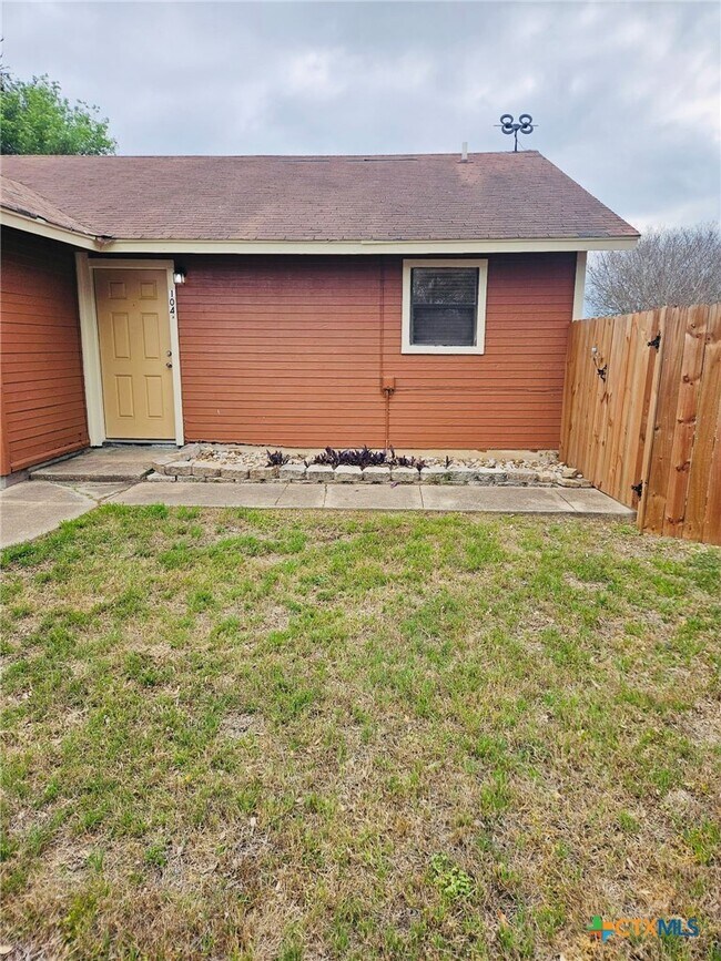 Building Photo - 104 Plains St