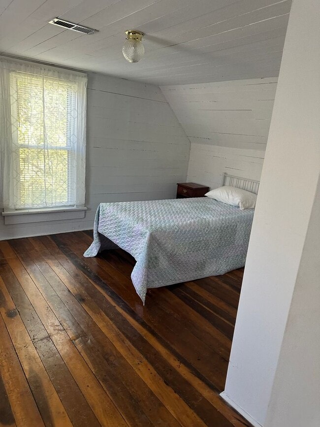 Building Photo - 4 Bedroom, 2 Bath farm house out in the Co...