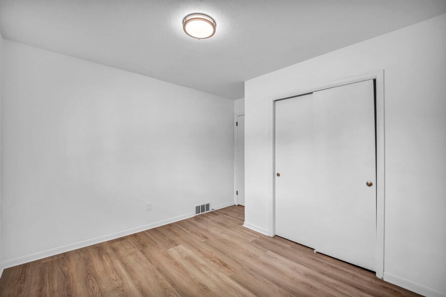 Building Photo - 248 Gladys Dr