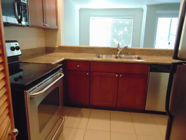 Building Photo - 2 Bedroom/1 Bath Luxury Beacon Hill Condo, Perfect Location!!