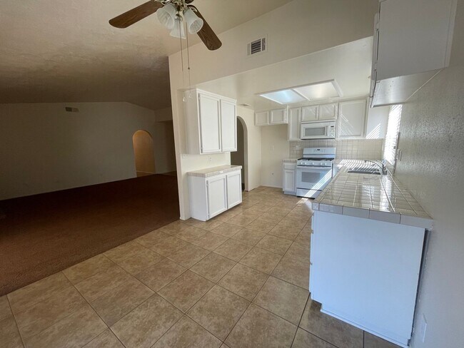 Building Photo - Hesperia-Refurbished- 3 Bedrooms, 2 Bathrooms + Den or Office, Large Property