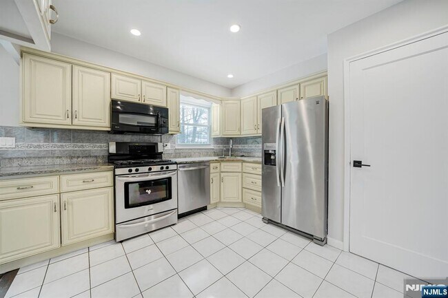 Building Photo - 111 Charles St