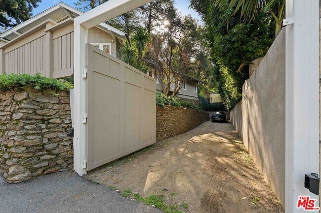 Building Photo - 8050 Jovenita Canyon Dr