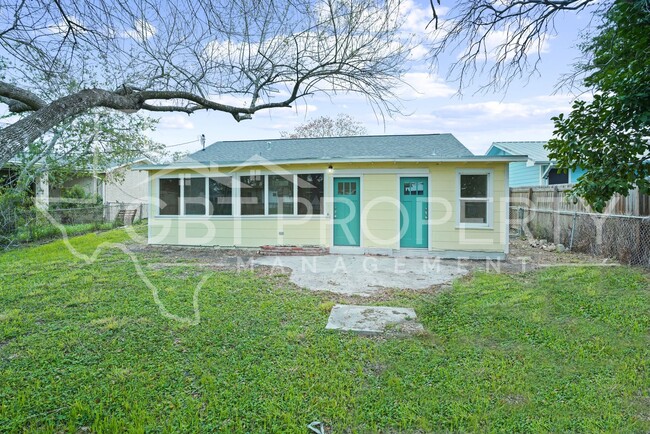 Building Photo - 3 Bedroom 2 Bathroom Home Ready for Move In1