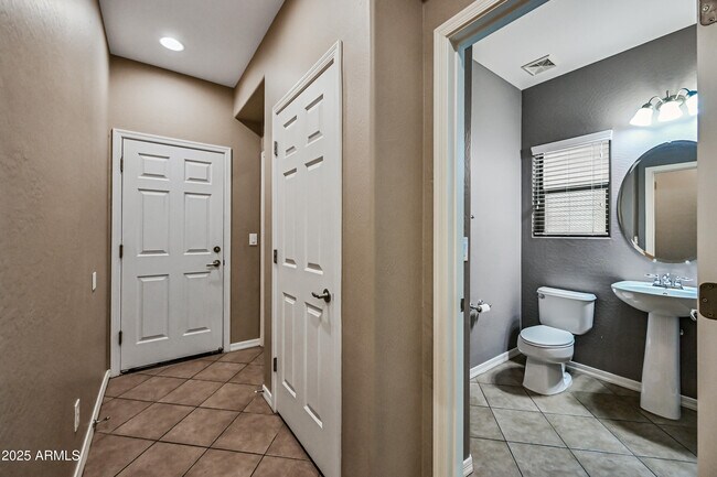 Building Photo - 41708 N Parker Ct