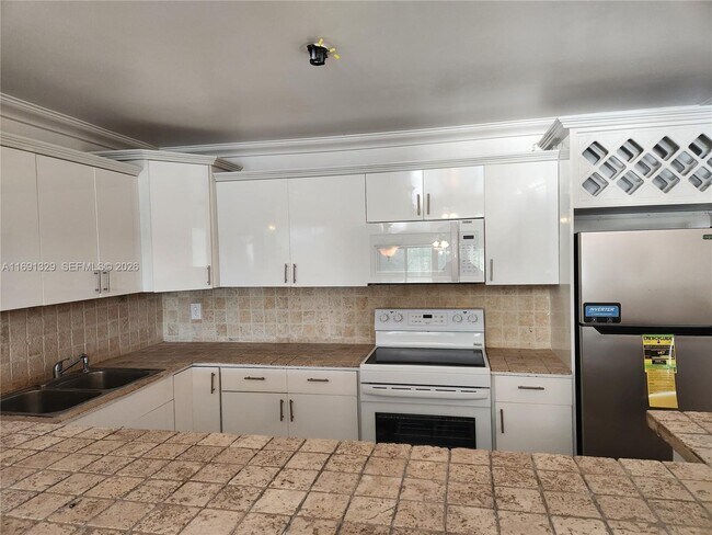 Building Photo - 14850 Naranja Lakes Blvd
