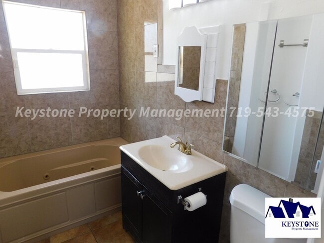 Building Photo - $560 Off Move In Special! 2 Bedroom/1 Bath/ 1 Car Garage House on Corner Lot - $1,125/$1,125