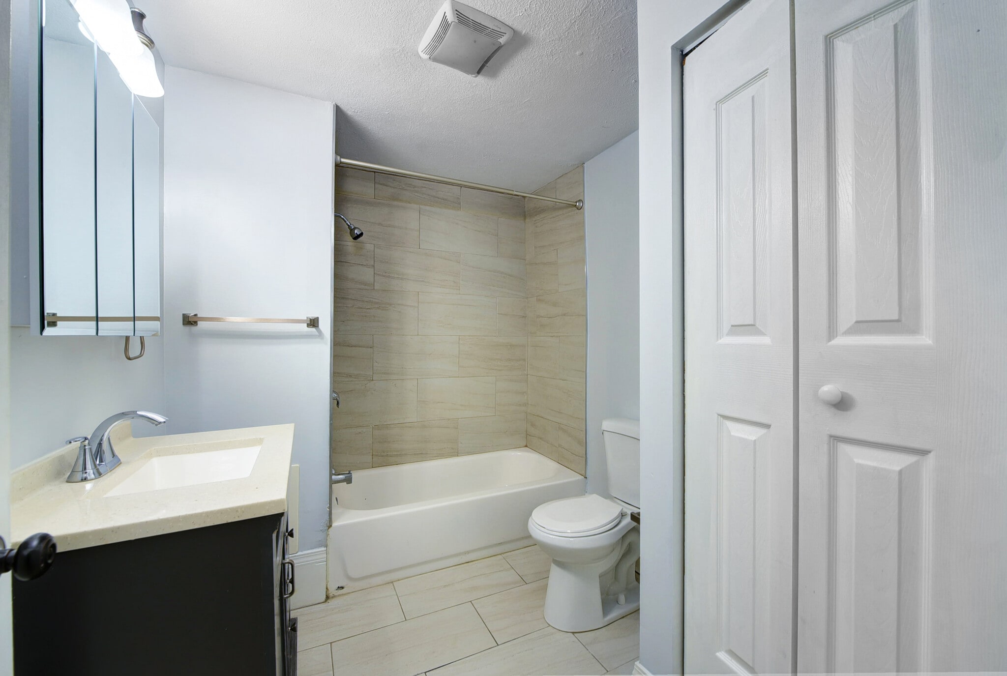 full bath - 3115 Hancock Ave