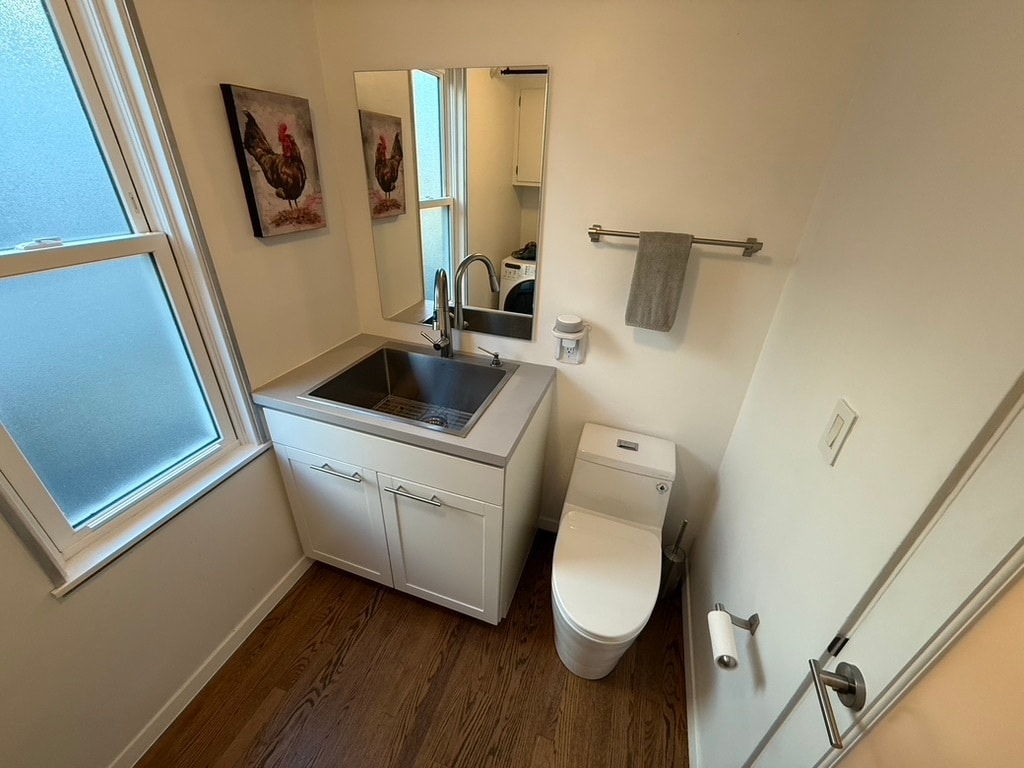 Utility Sink, 1/2 bathroom - 4310 W Kling St