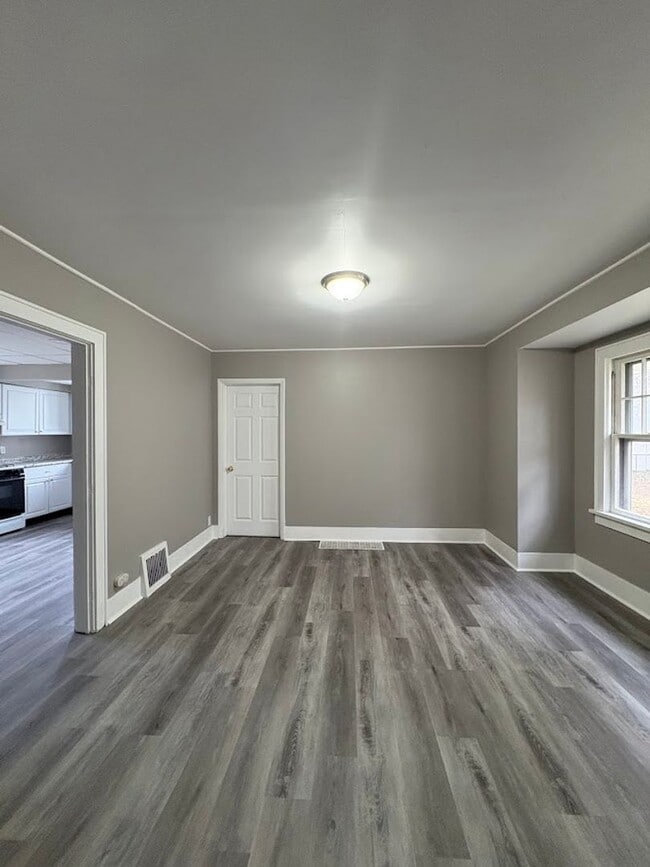 Building Photo - Large 4 bedrooms 1 full bathroom home for rent