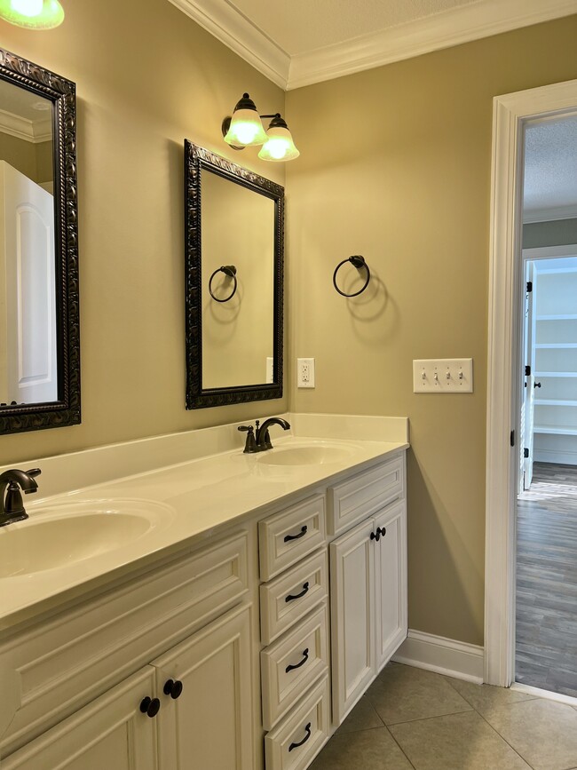 Building Photo - 2000 Croyden Cir