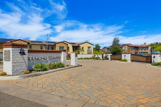 Building Photo - 956 Blackstone Dr