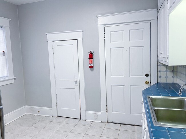 Building Photo - Beautiful 2 Bedroom home one block from ECU!