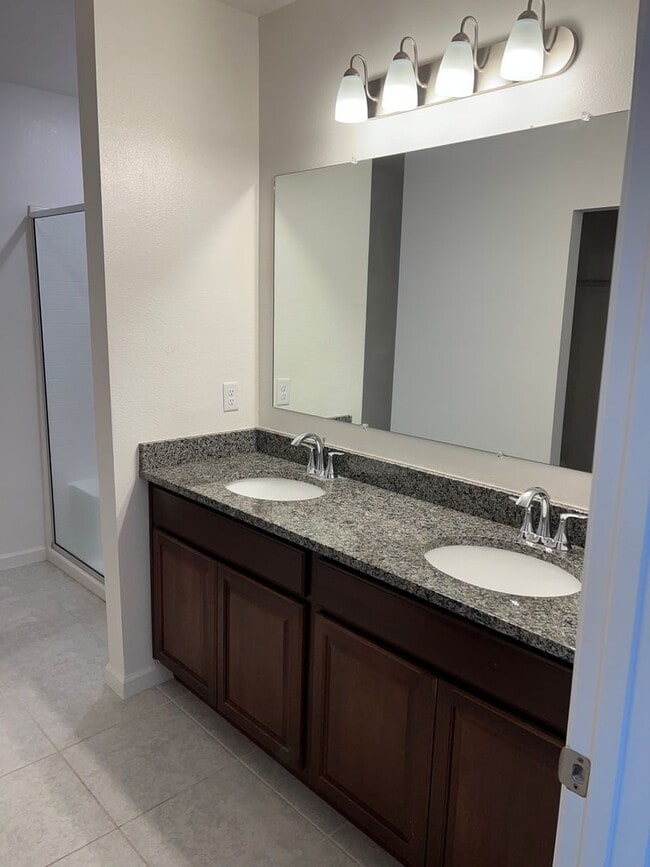 Building Photo - 121 College St