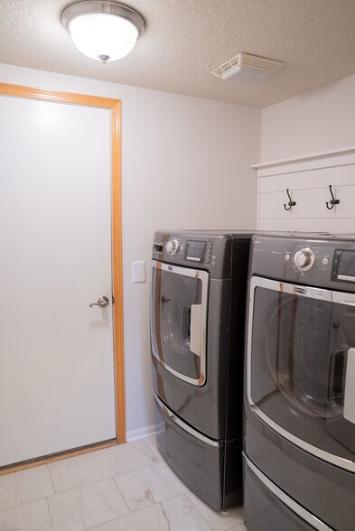 Building Photo - 928 NE Kamies Ln