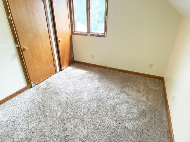 Building Photo - 4-Bedroom, 1 Bath Southeast Side Single Fa...