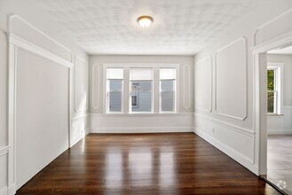 Building Photo - Spacious & Sunny Dorchester 4 Bed Apt With...