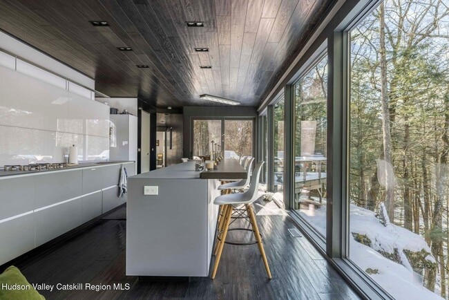 Building Photo - 70 Raybrook Dr