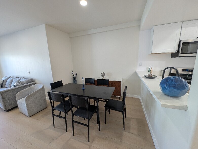 Building Photo - 11035 Moorpark St