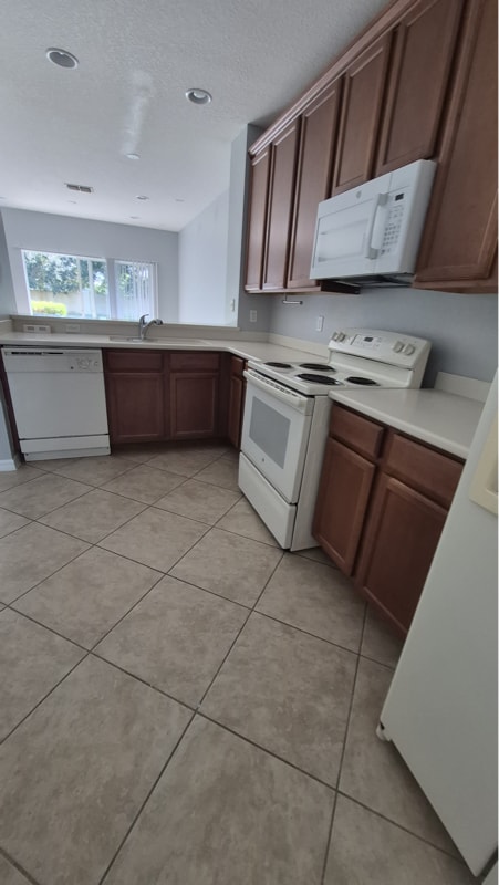 Building Photo - 10450 Manderley Way