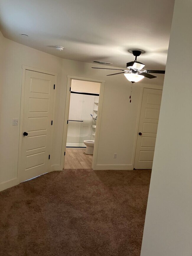 Building Photo - 5 bedroom 3 1/2 bath house in gated commun...