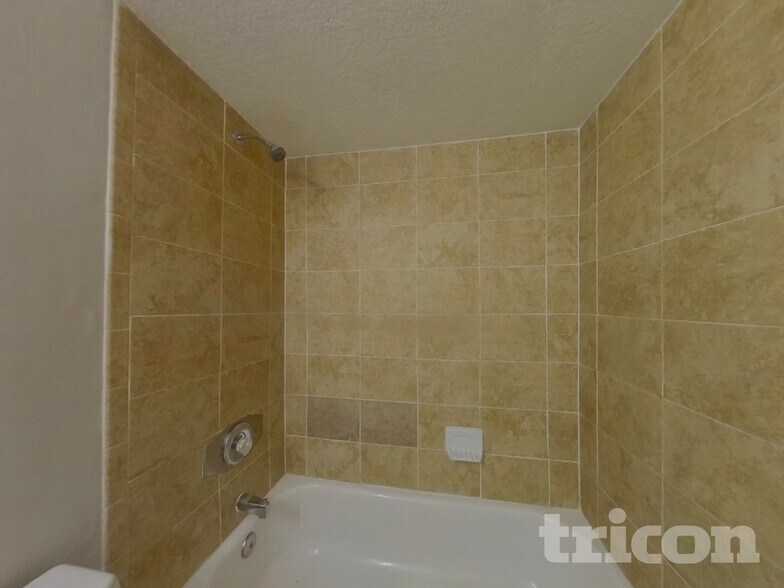 Building Photo - 11565 N Ride Cir E