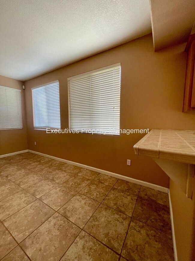 Building Photo - Available Now || 565 Peach Dr Chowchilla