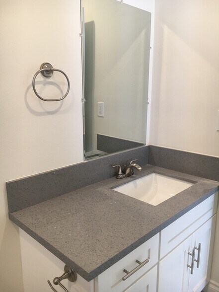 Building Photo - 2702 Bellevue Ave