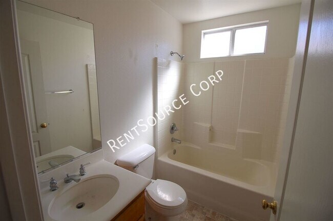 Building Photo - 3 Bedroom Townhome For Rent in Canyon Park...