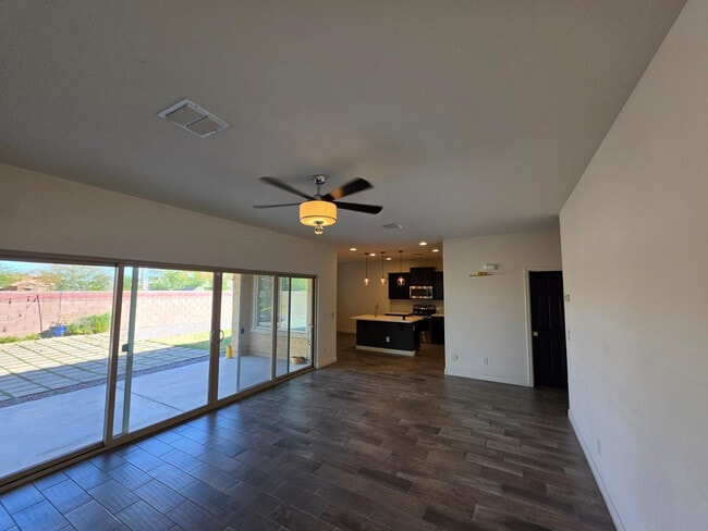 Building Photo - 2756 E Hickory St