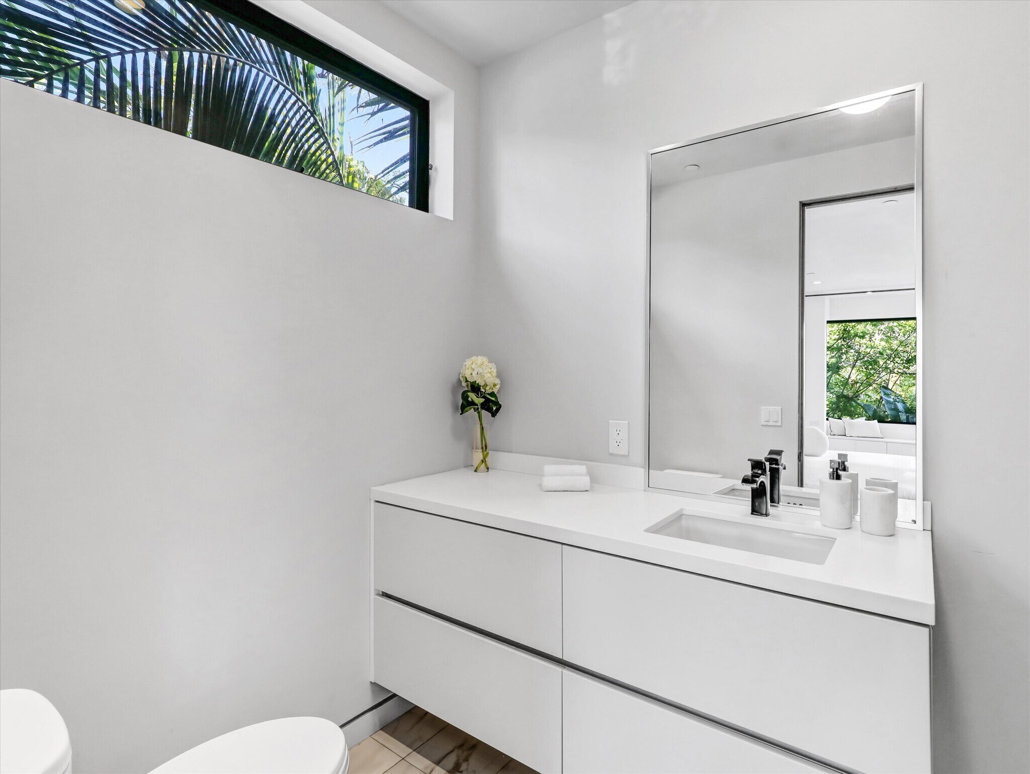 Building Photo - 1724 N Sierra Bonita Ave