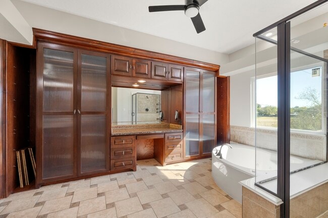 Building Photo - 8522 Scenic Green Dr