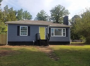 Building Photo - Spacious 3 Bedroom Home