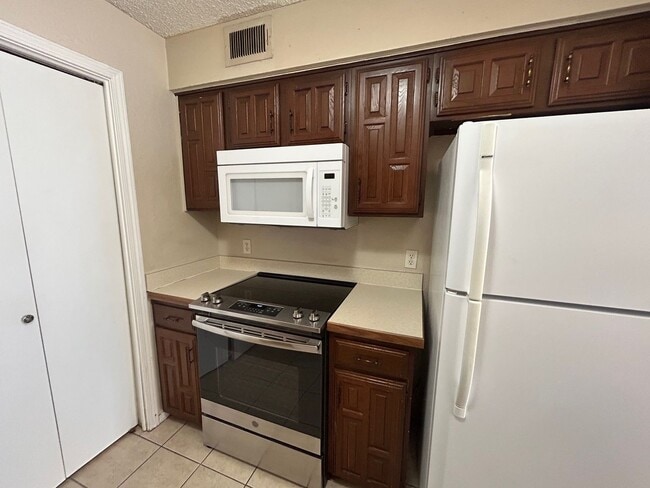 Building Photo - Private Corner Townhome