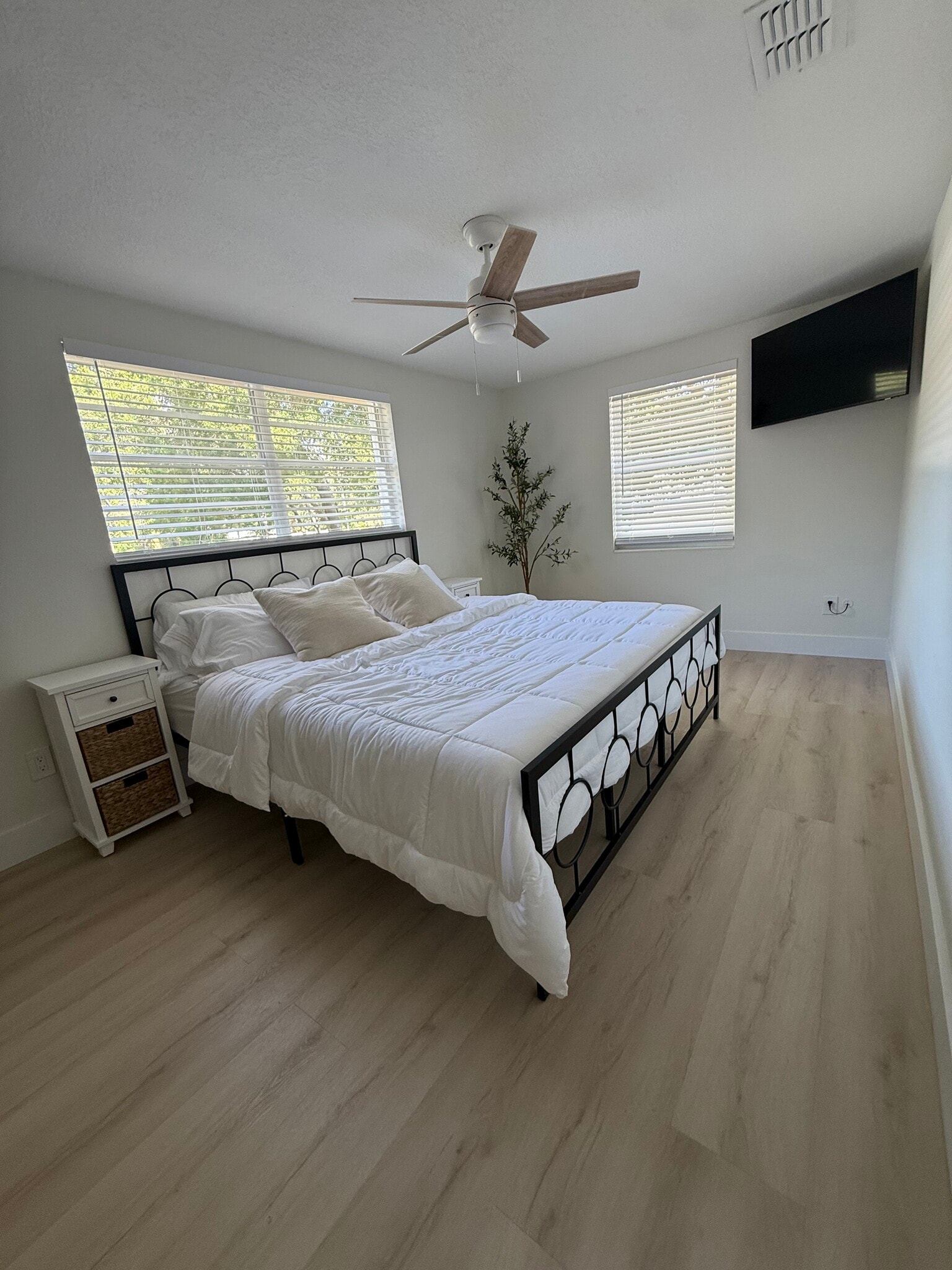 Building Photo - 8114 N Newport Ave