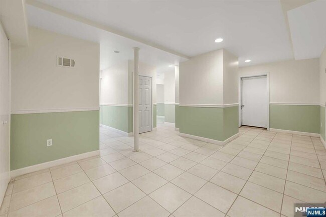 Building Photo - 831 Pascack Rd