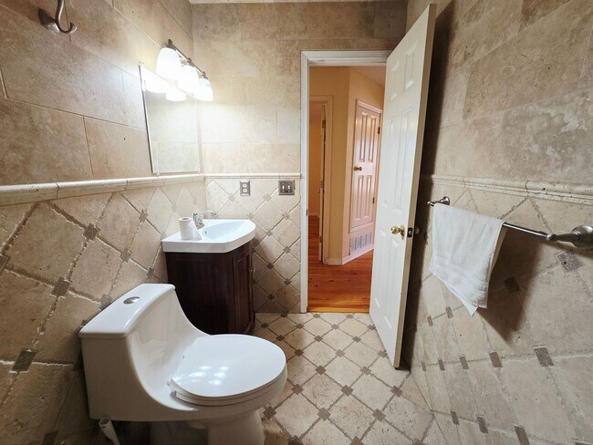 Building Photo - Charming 3 Bedroom, 2 bath Home in West El...