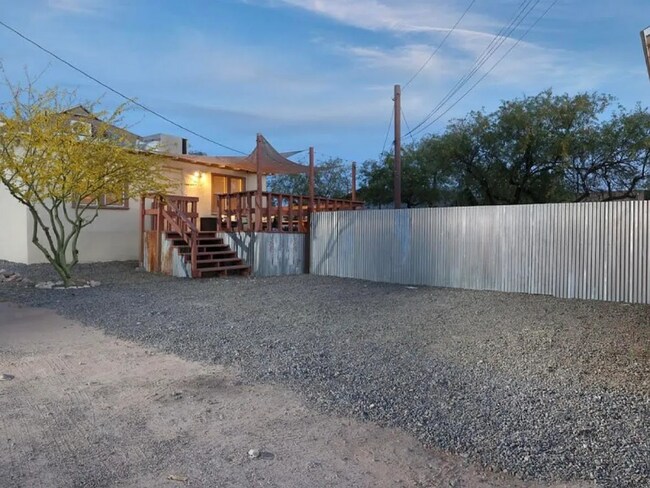 Building Photo - 1615 N Santa Rita Ave