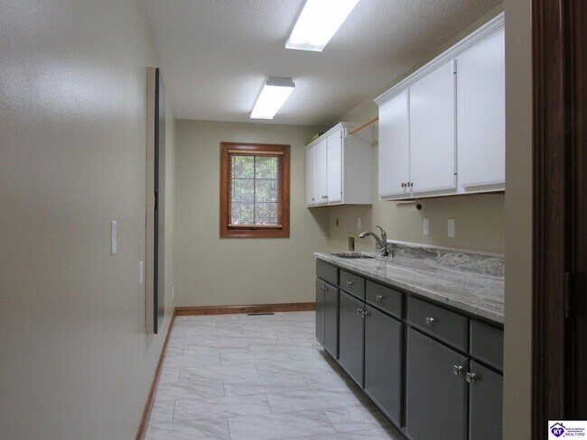 Building Photo - 708 Foxfire Rd