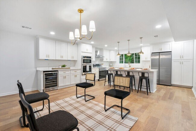 Building Photo - Beautifully Renovated 5 Bed/3 Bath Farmhouse in Upper St. Clair - Available Early June!